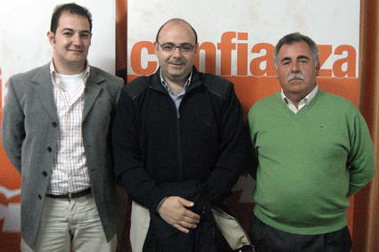 El presidente del PP de Granada, Sebastían Pérez, con los candidatos de Alhama y Ventas, José Manuel y Victoriano