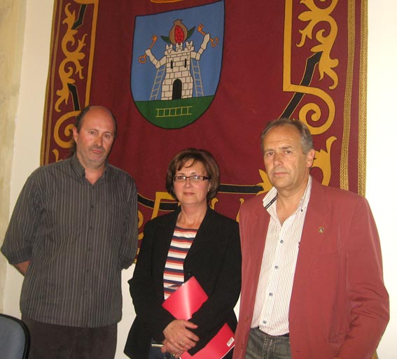  Tres de los protagonistas del pleno, el alcalde y la concejala de Ventas de Zafarraya, que leyó las conclusiones, y el alcalde de Alhama  