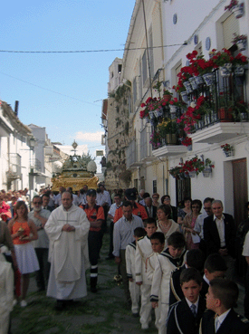 La procesion, por la calle Adarve de los Remedios