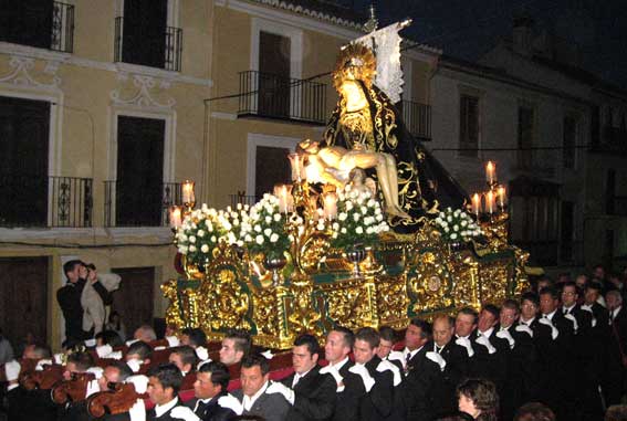A su paso por las calles de Alhama