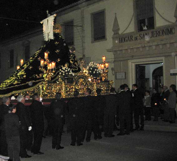 Desde que se fueron las monjas en 2004 la Virgen no hacía parada en la residencia-hogar
