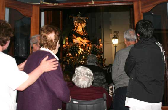 Los residente asistieron emocionados al encuentro con la Virgen