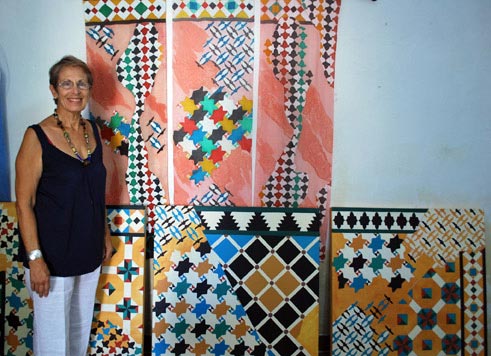 Bárbara junto a sus cuadros y pañuelos de seda decorados