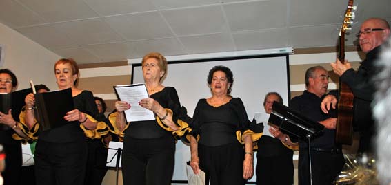El coro del centro, dirigido por Manuel Hinojosa