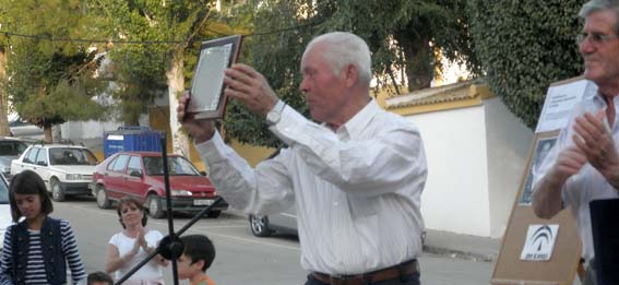  Antonio Correa muestra su placa a los asistentes 