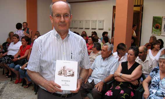  El autor, Antonio Robles, y su obra, el día de la presentación (03/08/2009) 