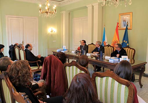 El subdelegado del Gobierno en Ourense, Roberto Castro, presidió el acto de presentación del libro El agua bienhechora 