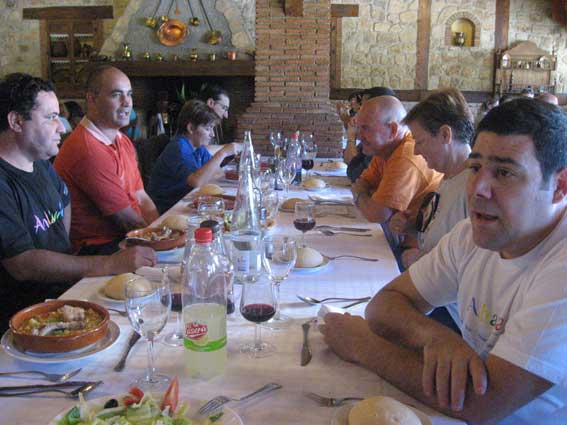  Los concejales de turismo, Jorge Guerrero, (de rojo) y de Medio Ambiente, Manuel Naveros, (de blanco) compartieron las jornadas con los participantes en las mismas 