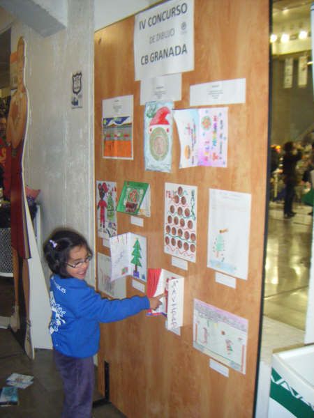  Exposición de dibujos en el tablón del centro 