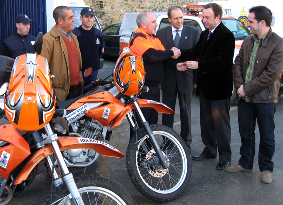  Entrega de dos motos para los servicios de emergencia 