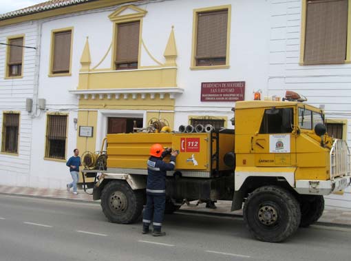  A los pocos minutos del aviso llega Protección Civil con el camión de bombreros 