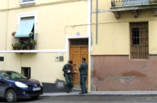  La guardia civil custodia la entrada de la casa mientras se practican las diligencias 