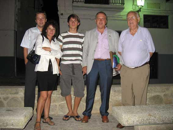  Ignacio Benítrez con su familia al final del acto 