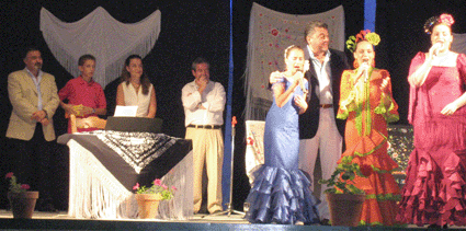  Pedro Gordillo canta con Celia, Raquel Framit y Rocio Vera