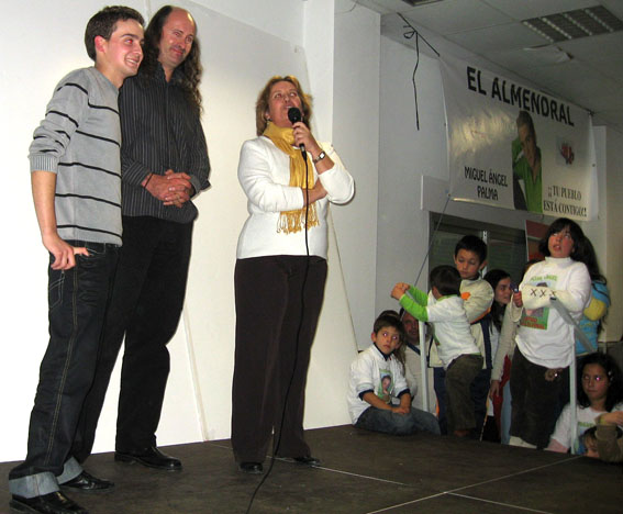  La diputada de Centros Sociales, María Dolores López, también le mostró apoyo con su presencia 