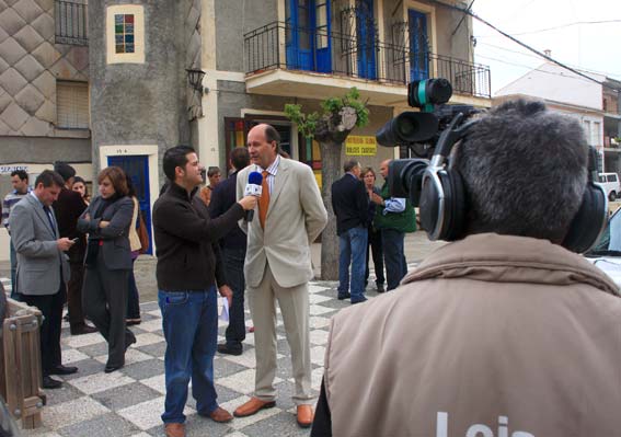  El alcalde de Ventas de Zafarraya atiende a la prensa 