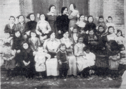 La maestra alhameña Dª Casilda con sus alumnas de Zafarraya (principios del s. XX)