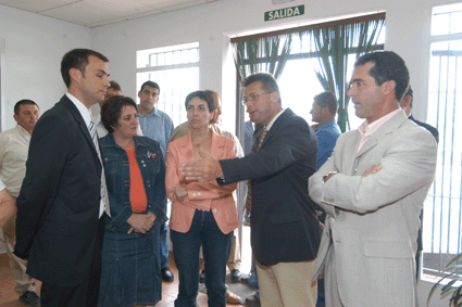La Consejera con el presidente de la Mancomunidad y alcalde de Zafarraya en el albergue