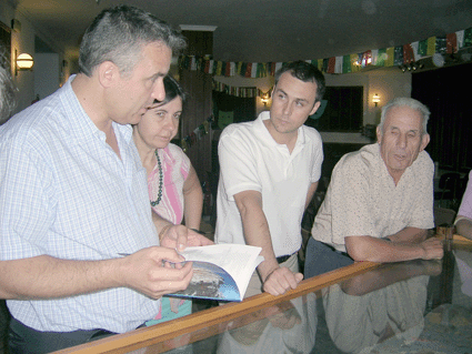 Salvador conversa con el alcalde y unos vecinos de Zafarraya