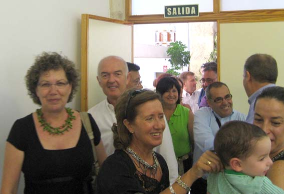 El alcalde saludó a los asistentes El alcalde saludó a los asistentes