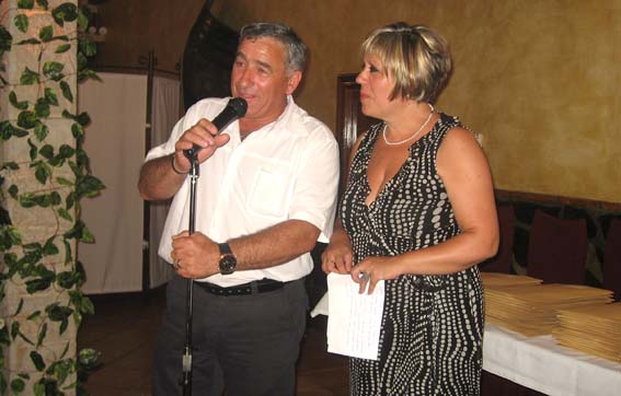 Los oranizadores se disponen a dar un recuerdo a los asistentes al encuentro Los oranizadores se disponen a dar un recuerdo a los asistentes al encuentro