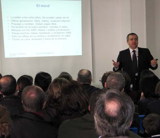 Juanama Romero en una conferencia sobre adicciones digitales Juanama Romero en una conferencia sobre adicciones digitales