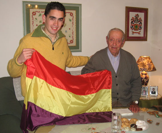 José Miguel Valderrama, secretario local de las JJ.SS., entrega la bandera de la República a Paco Serrato José Miguel Valderrama, secretario local de las JJ.SS., entrega la bandera de la República a Paco Serrato