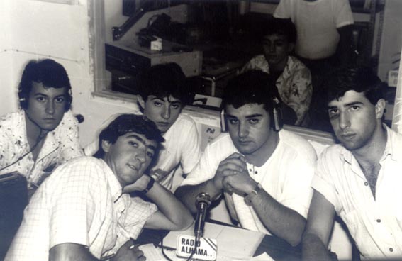 El equipo deportivo de aquel año 1985 que participó en la inocentada. Recostado en primer plano, Antonio Palacios, y en el centro junto a él, con auriculares, Francisco Manuel Moldero, las voces de la inocentada 1985 El equipo deportivo de aquel año 1985 que participó en la inocentada. Recostado en primer plano, Antonio Palacios, y en el centro junto a él, con auriculares, Francisco Manuel Moldero, las voces de la inocentada 1985