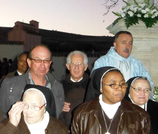 El autor de la remodelación, el maestro cantero José Andrés Ciruela (cazadora gris) en este acto