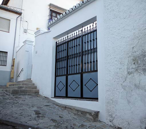 Puerta de acceso a este patio, que antes no estaba cercado y era parte de la calle y el acceso al recinto